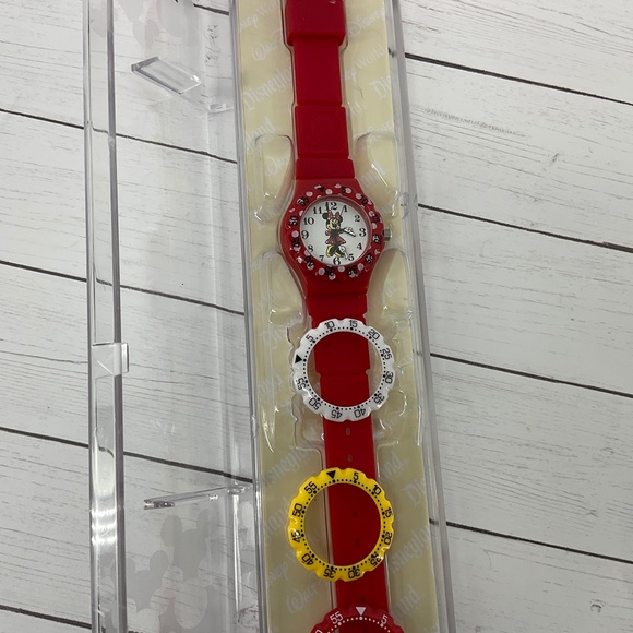 DISNEY MINNIE MOUSE WATCH WITH 3 INTERCHANCHABLE FACING IN CASE FROM DISNEY LAND - Picture 9 of 9